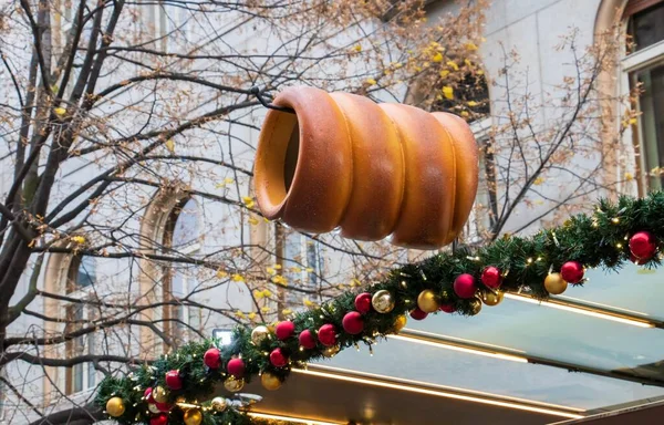 Plano Ángulo Bajo Letrero Trdelnik Colgante Rodeado Edificios Árboles —  Fotos de Stock