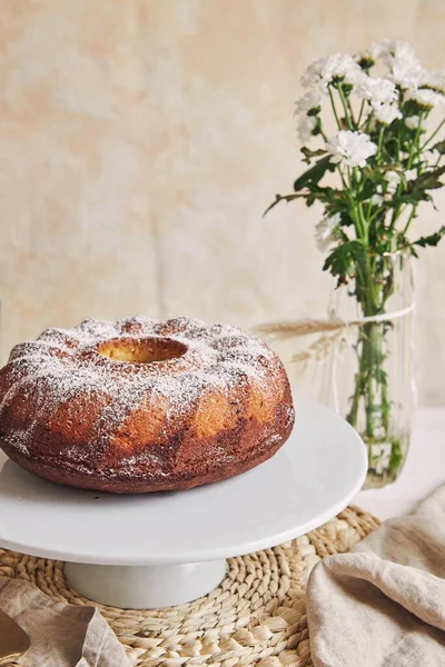 Een Prachtig Shot Van Een Heerlijke Ringcake Zet Een Witte — Stockfoto