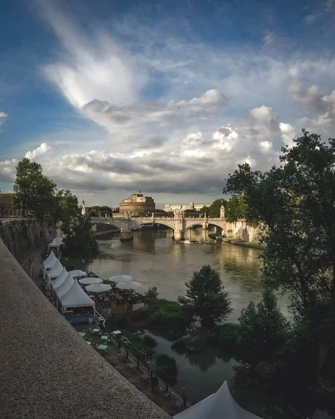 Krásný Záběr Mostu Oblouky Přes Řeku — Stock fotografie