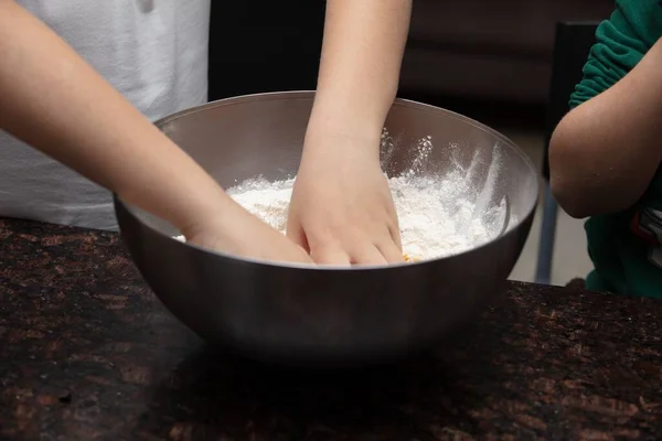 Una Toma Ángulo Alto Una Madre Hijo Haciendo Masa Galletas — Foto de Stock