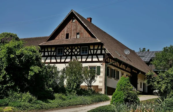 Vertikale Aufnahme Eines Dorfhauses Mit Sonnenkollektoren Unter Blauem Himmel Kappelrodeck — Stockfoto
