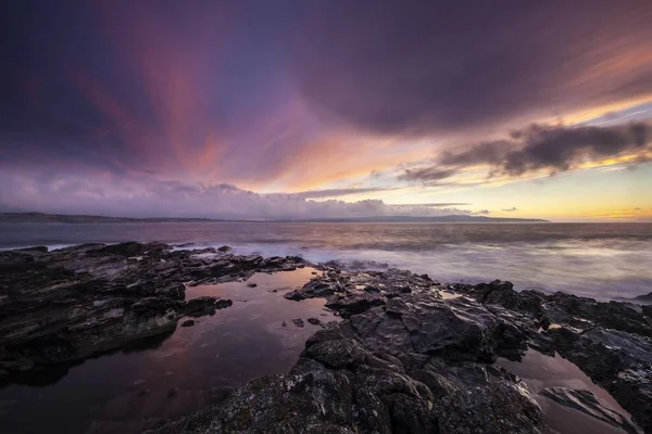 Die Saint Ives Bay Umgeben Vom Meer Unter Wolkenverhangenem Himmel — Stockfoto