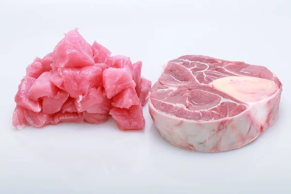 Tiro Alto Ângulo Pedaços Carne Vermelha Crua Isolados Uma Superfície — Fotografia de Stock