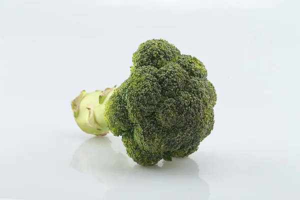 Een Horizontaal Shot Van Een Broccoli Een Witte Achtergrond — Stockfoto