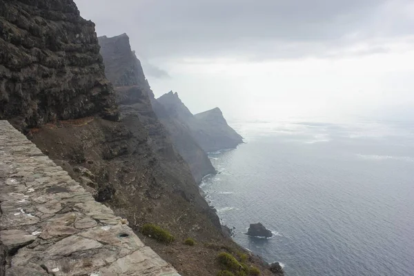 Пейзаж Різних Скель Море Туманний День Море Виглядає Сірим — стокове фото