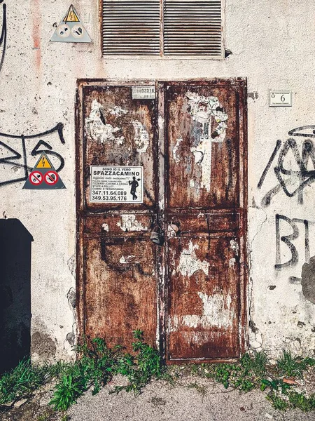 Tiro Vertical Portas Metálicas Enferrujadas Uma Estação Elétrica Abandonada — Fotografia de Stock