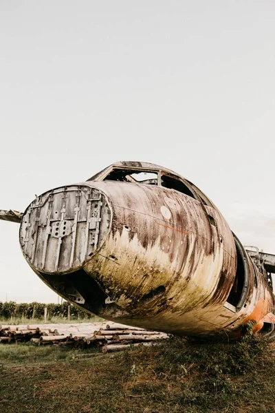 Eine Vertikale Aufnahme Eines Alten Verlassenen Kaputten Flugzeugs — Stockfoto