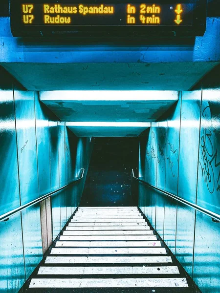 Wysoki Kąt Pionowy Strzał Podziemnego Wejścia Oświetlone Schody — Zdjęcie stockowe