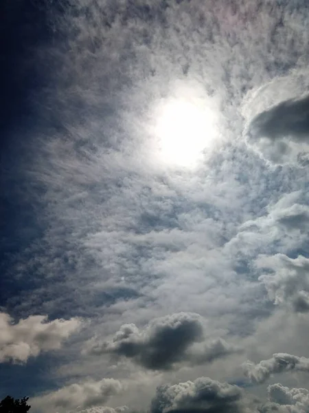 Μαγευτική Θέα Των Νεφών Στον Ουρανό Μια Ηλιόλουστη Μέρα Ιδανικό — Φωτογραφία Αρχείου