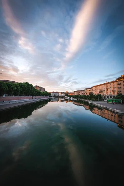 古い都市の建物や反射する川の素晴らしいショット — ストック写真