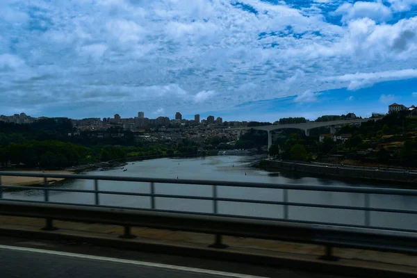Piękny Widok Most Nad Rzeką Pod Chmurnym Niebem — Zdjęcie stockowe