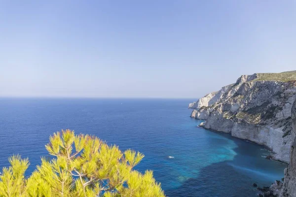 절벽에서 바다를 공중에서 내려다본 바다는 파란색을 그리스의 — 스톡 사진