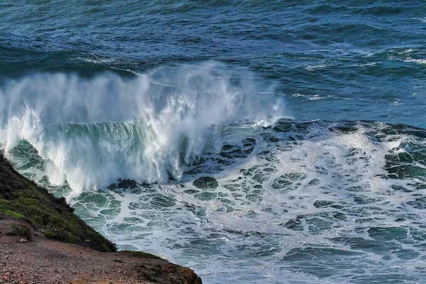 Ein Schuss Von Einer Riesigen Welle Die Auf Die Uferfelsen — Stockfoto