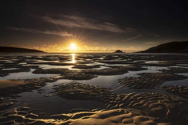 Crantock Bay Cercado Pelo Mar Sob Luz Sol Durante Nascer — Fotografia de Stock