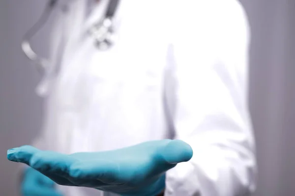 Primer Plano Médico Con Guantes Azules Médicos Sosteniendo Mano Hacia — Foto de Stock