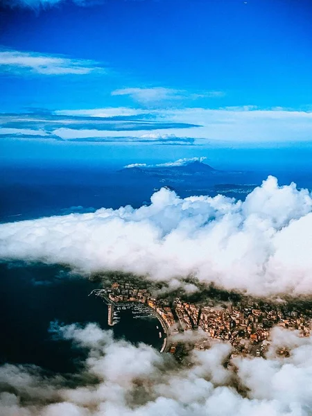 Pionowe Ujęcie Wyspy Pod Wysokim Kątem Przez Ocean Widoczny Przez — Zdjęcie stockowe