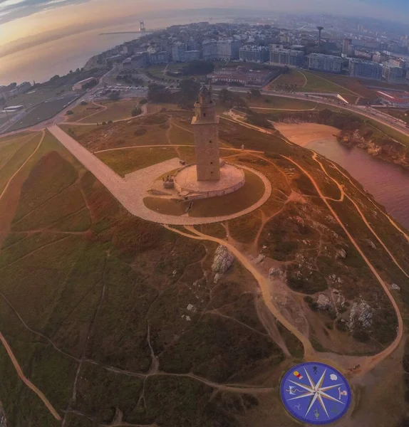 Tiro Ángulo Alto Faro Una Ciudad Capturados Durante Atardecer — Foto de Stock