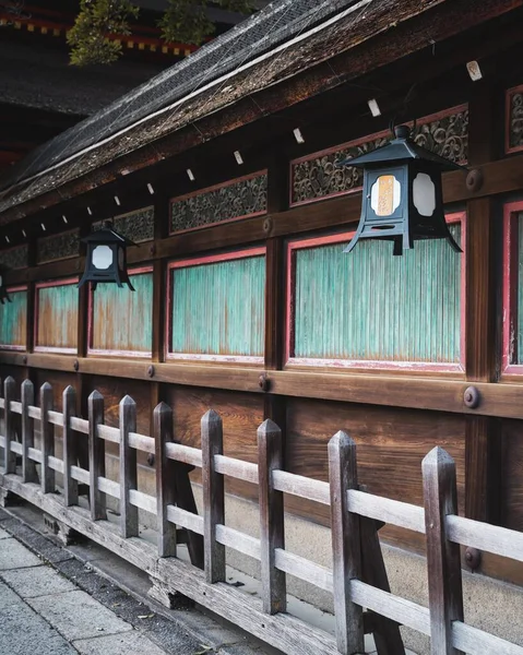 Pionowe Ujęcie Drewnianej Fasady Pięknego Budynku Uchwyconego Japonii — Zdjęcie stockowe