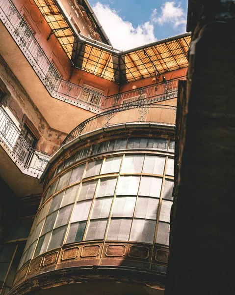 Antiguo Edificio Con Una Hermosa Arquitectura Contra Cielo Azul — Foto de Stock