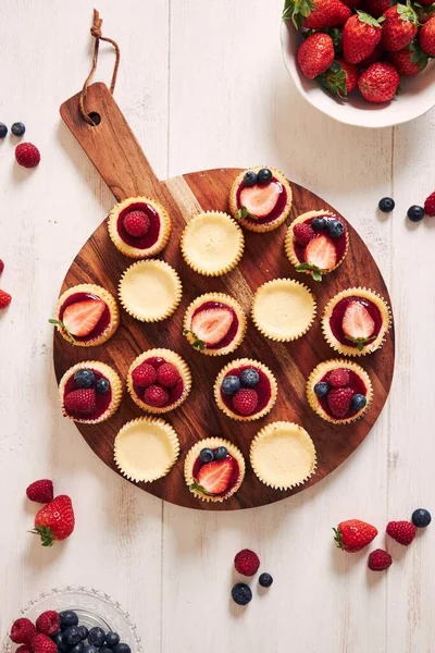 High Angle Shot Cheese Cupcakes Fruit Jelly Fruits Wooden Plate — Stock Photo, Image