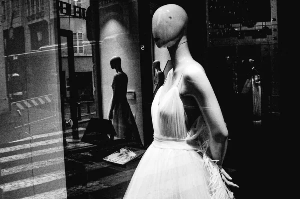 Μια Γκρι Φωτογραφία Από Λευκό Μακρύ Φόρεμα Στην Κούκλα Και — Φωτογραφία Αρχείου