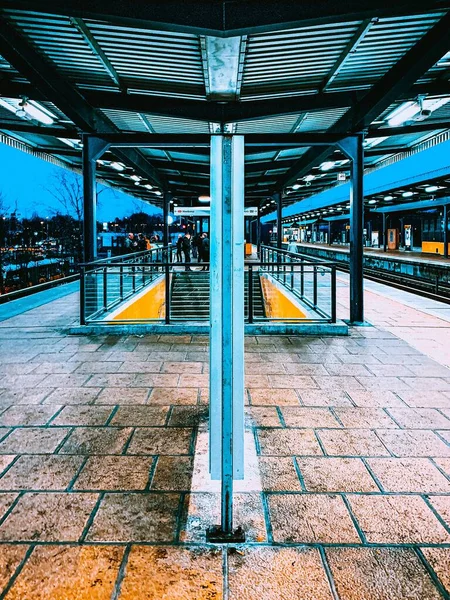 Eine Vertikale Aufnahme Eines Bahnhofs Mit Treppen Den Untergrund — Stockfoto