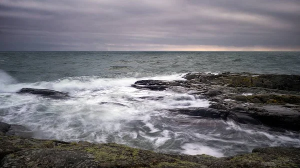 Das Ufer Mit Den Wellen Und Steinen Und Einem Dunklen — Stockfoto