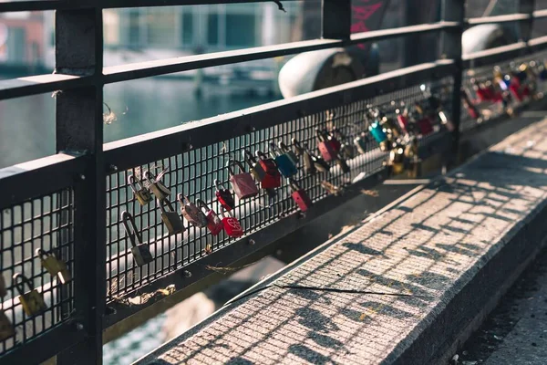 Les Serrures Amour Colorées Sur Pont Par Une Journée Ensoleillée — Photo