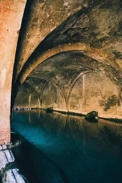 Disparo Vertical Túnel Arqueado Abandonado Lleno Agua Azul — Foto de Stock