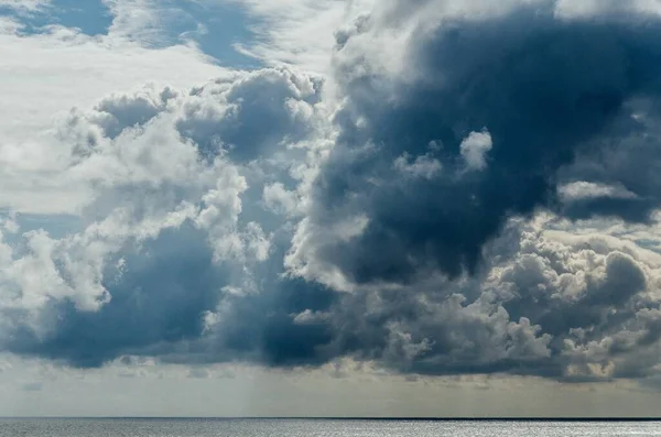 Mer Sous Ciel Nuageux Sombre Lumière Soleil Journée Parfait Pour — Photo