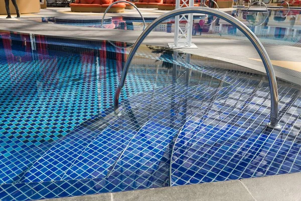 Vysokoúhlý Záběr Krytého Bazénu Malými Modrými Dlaždicemi — Stock fotografie