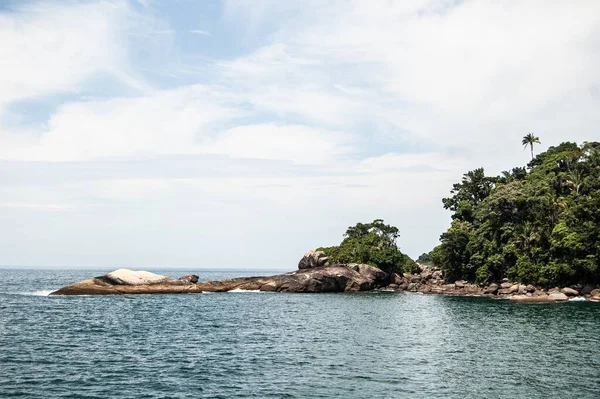 Piękny Widok Wybrzeże Zalesionymi Wzgórzami Ilha Grande Brazylia — Zdjęcie stockowe