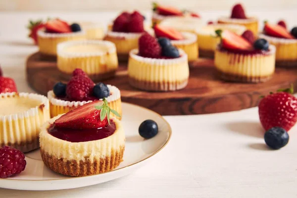 High Angle Shot Cheese Cupcakes Fruit Jelly Fruits Wooden Plate — Stock Photo, Image