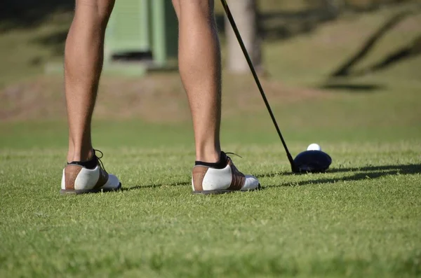 Bir Golfçünün Ayaklarının Güneş Işığı Altında Golf Sopası Topuyla Seçici — Stok fotoğraf