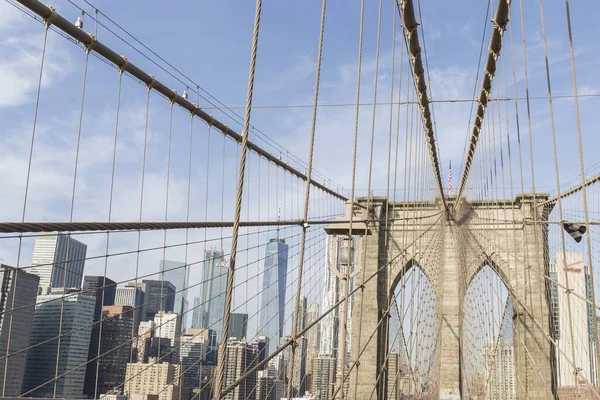 Здания Нью Йорка Бруклинского Моста Кабели Ограждения Создают Геометрические Формы — стоковое фото
