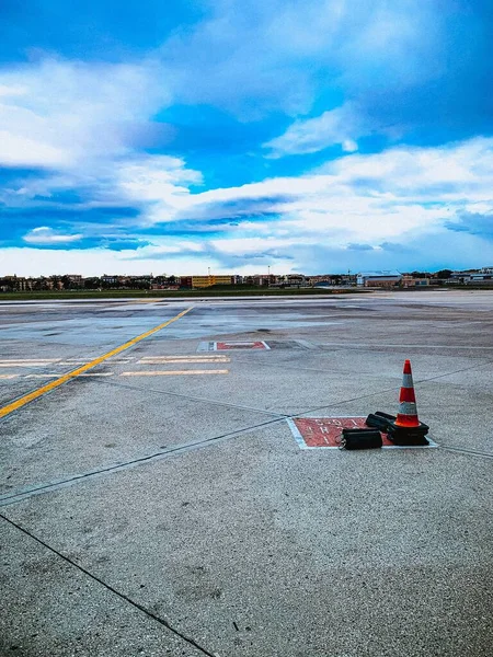 Pionowe Ujęcie Pustej Więzi Lotniskowej Uchwyconej Pod Pięknymi Chmurami Niebie — Zdjęcie stockowe