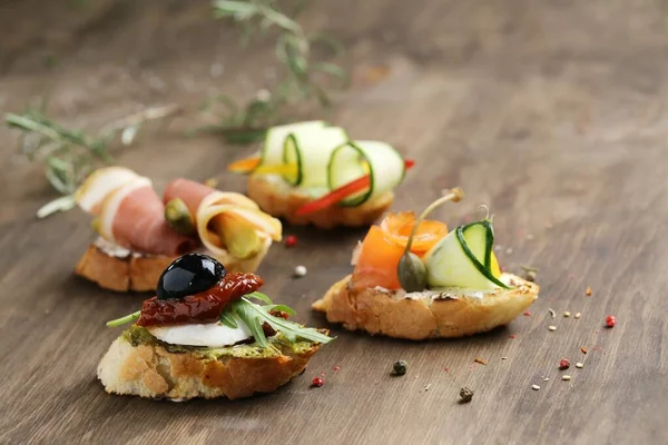 Gli Antipasti Bruschette Fresche Tavolo Legno — Foto Stock