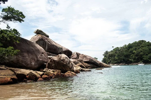 Una Bella Foto Una Riva Del Mare Con Montagne Boscose — Foto Stock