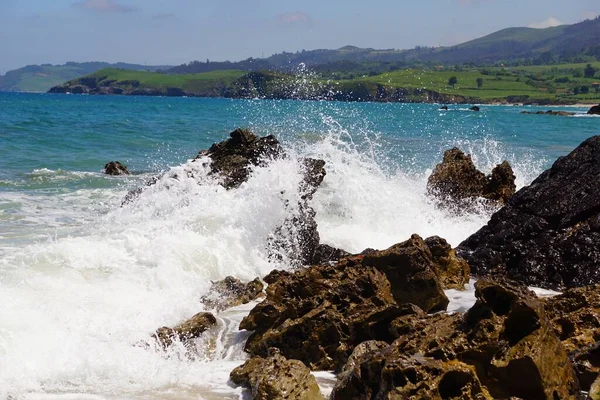 Dalgalar Kayalara Çarpıyor Arkalarında Mavi Bir Okyanus Boş Bir Kumsal — Stok fotoğraf