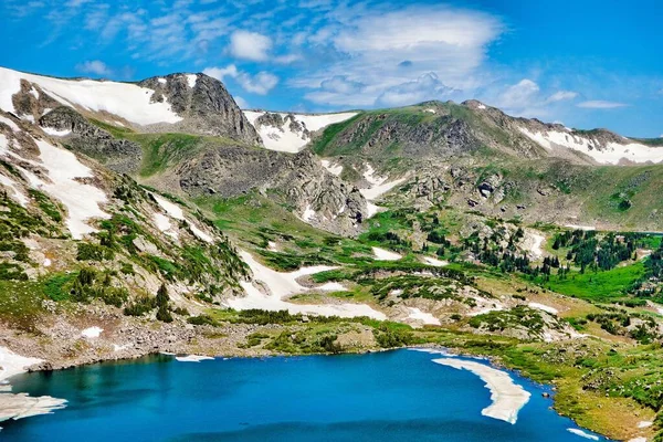 Beau Paysage Lac Entouré Hautes Montagnes Enneigées Rocheuses Sous Ciel — Photo