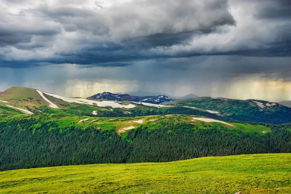 Beau Paysage Montagneux Avec Verdure Sous Ciel Nuageux — Photo