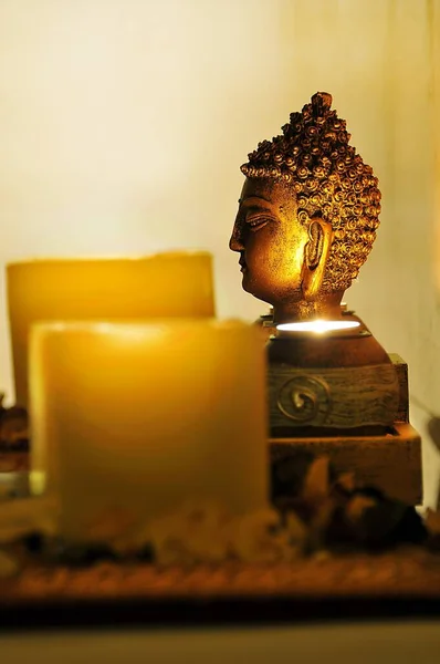 佛像周围点着蜡烛的佛像的选择性焦点照片 — 图库照片