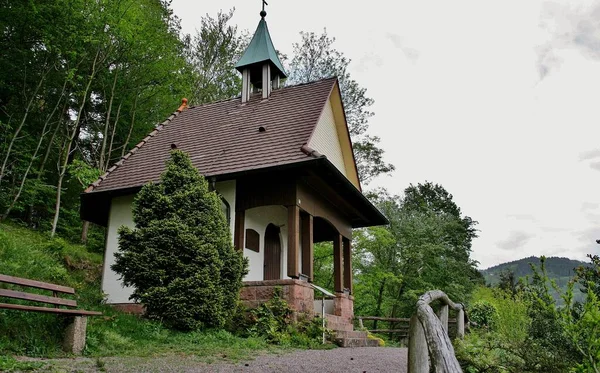 Een Kleine Kapel Achtergrond Van Natuur Onder Een Bewolkte Hemel — Stockfoto