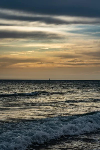 Een Verticaal Shot Van Prachtige Oceaan Golven Gevangen Onder Zonsondergang — Stockfoto