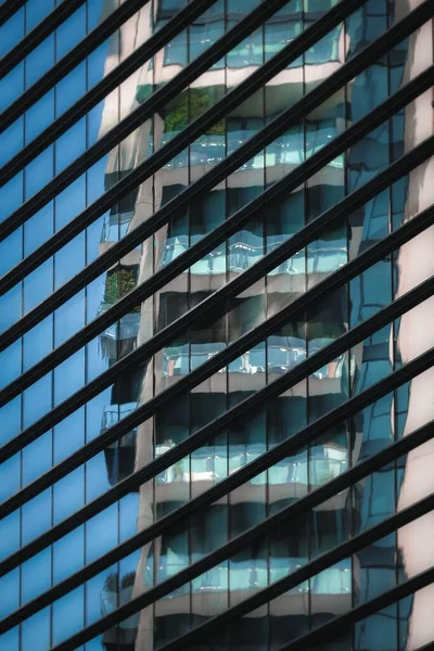 Lav Vinkelbilde Moderne Bygningsfasade Med Refleksjon – stockfoto