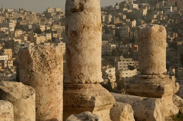 Κατεστραμμένες Πέτρινες Κολώνες Στο Αμμάν Της Ιορδανίας — Φωτογραφία Αρχείου