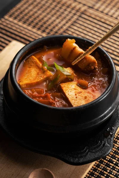 Вертикальный Снимок Миски Вкусного Овощного Картофельного Супа Деревянном Столе — стоковое фото
