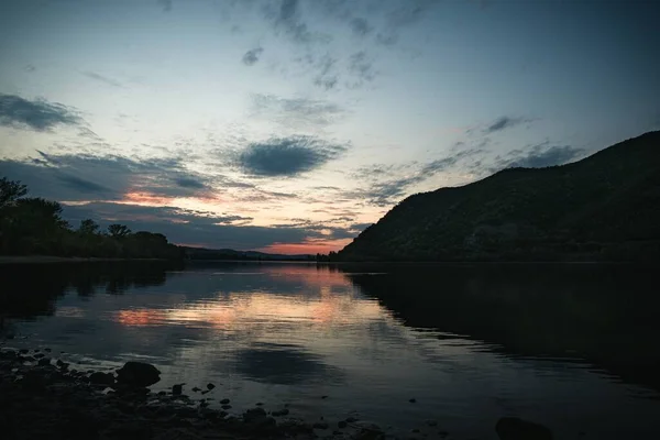 Die Faszinierende Landschaft Des Sees Bei Sonnenuntergang — Stockfoto