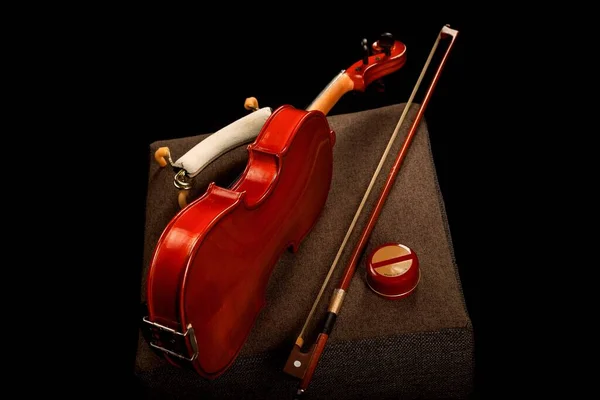 Egy Hegedű Különleges Dobozán Masnival Fekete Háttéren — Stock Fotó