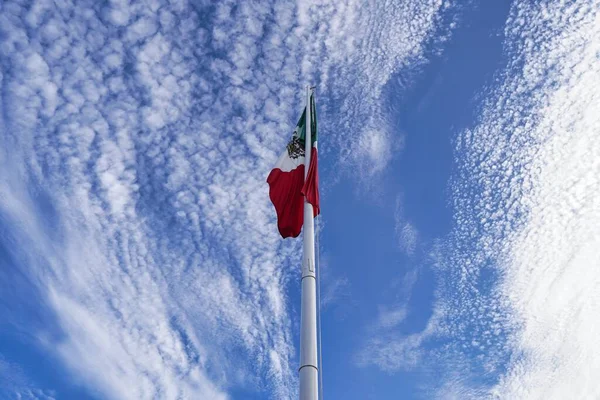 Angle Bas Drapeau Mexicain Ciel Bleu — Photo